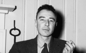 „STAŁEM SIĘ ŚMIERCIĄ, NISZCZYCIELEM ŚWIATÓW” - Oppenheimer i kulisy afery szpiegowskiej w nowym dokumencie 
